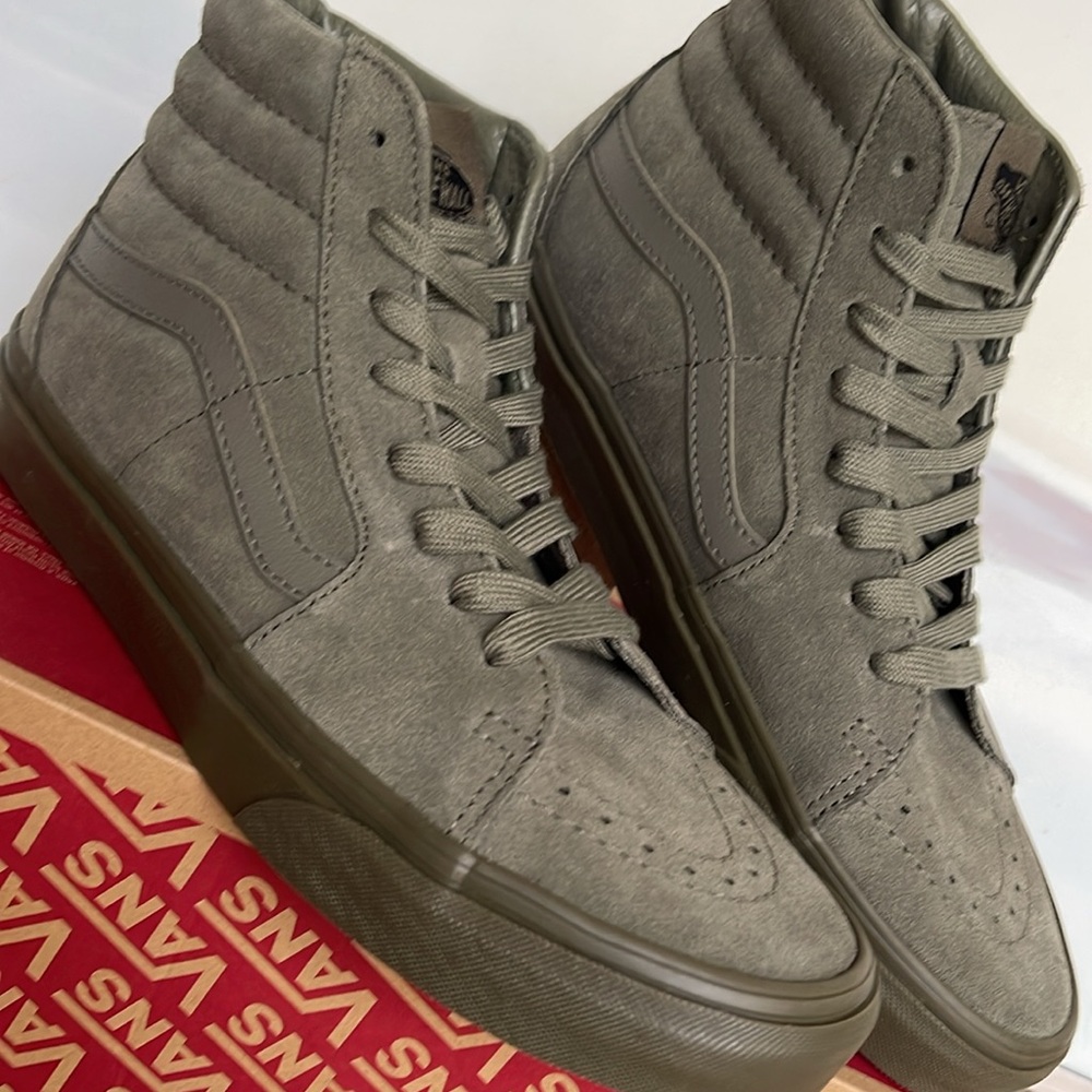 Vans Men’s Sk8-Hi
Mono Suede Olive
VN000CP9OLV
SNEAKERS - Picture 9 of 16